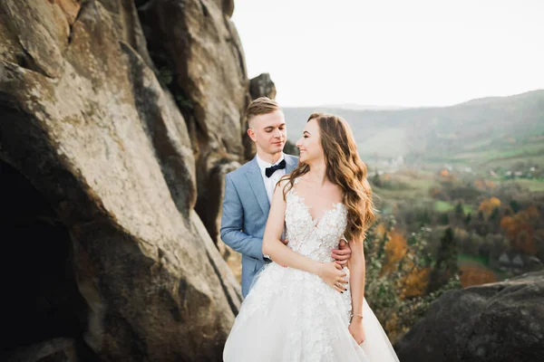 Moment Mariage Romantique Couple Jeunes Mariés Souriant Portrait Mariée Marié — Photo