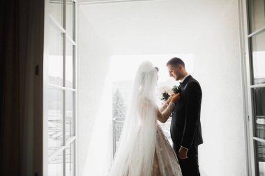 Genç ve güzel bir çiftin yakın çekimi..