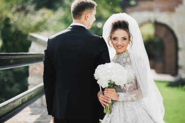 Parkta kucaklaşan yeni evli çiftin güzel romantik düğünü..