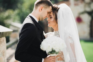 Parkta kucaklaşan yeni evli çiftin güzel romantik düğünü..