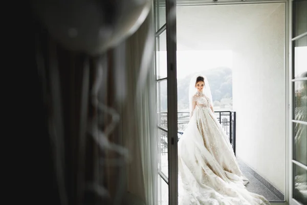 아름다운 드레스를 아름다운 스타일 스튜디오 — 스톡 사진