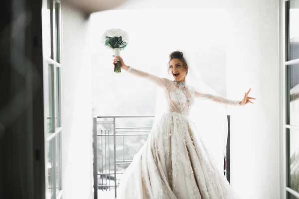 Luxushochzeit Braut Mädchen Posiert Und Lächelt Mit Strauß — Stockfoto
