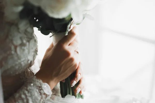 Luxus Esküvői Menyasszony Lány Pózol Mosolyog Csokorral — Stock Fotó