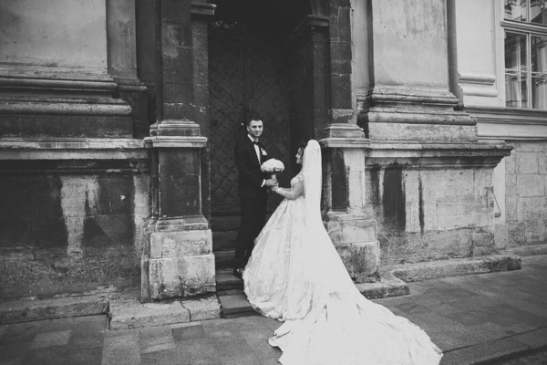 美丽的新婚夫妇 穿着白色长裙的新娘在美丽的城市摆姿势 — 图库照片