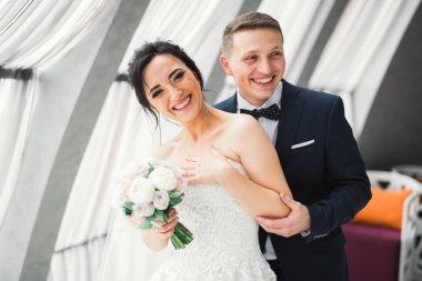 Genç ve güzel bir çiftin yakın çekimi..