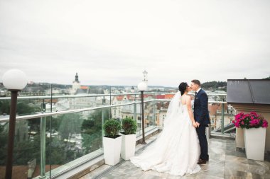 Güzel gelin ve damat evlendikleri gün kucaklaşıp öpüşüyorlar..