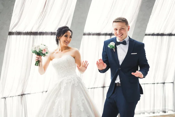 Feliz Belos Recém Casados Dançando Perto Grandes Janelas — Fotografia de Stock