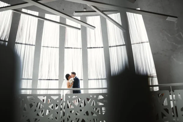 Gyönyörű Menyasszony Vőlegény Ölelkeznek Csókolóznak Esküvő Napján — Stock Fotó