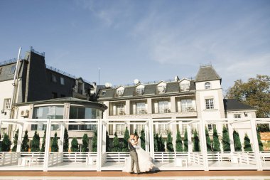 Güzel gelin ve damat evlendikleri gün kucaklaşıp öpüşüyorlar..