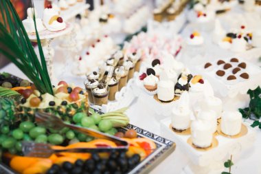 Lezzetli düğün resepsiyonu, tatlı masası..