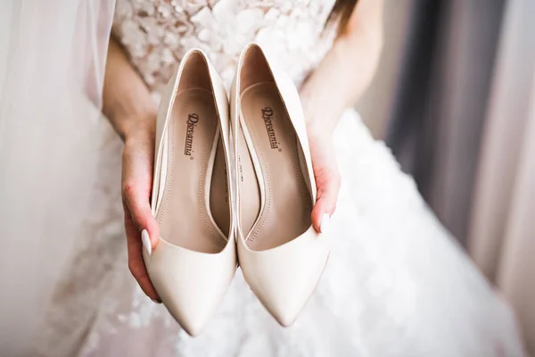 Όμορφη Πολυτελή Νύφη Κομψό Λευκό Φόρεμα Κρατά Παπούτσια Του Γάμου — Φωτογραφία Αρχείου