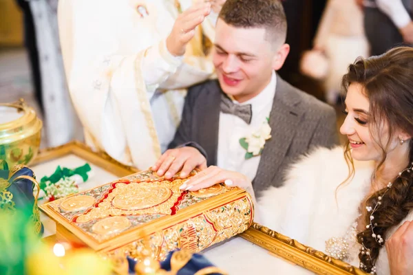 Bruidspaar Wacht Bruidegom Trouwen Een Kerk — Stockfoto