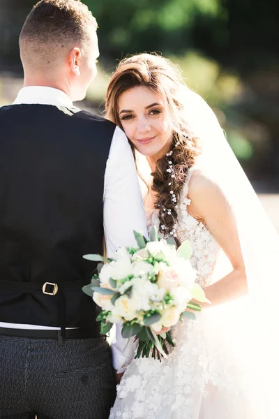 Romantisch Huwelijksmoment Paar Pasgetrouwden Glimlachend Portret Bruid Bruidegom Knuffelen — Stockfoto