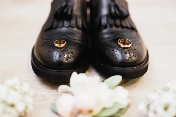 Zestaw Modowych Butów Męskich Dwoma Złotymi Obrączkami Ślubnymi Pięknym Bukietem — Zdjęcie stockowe