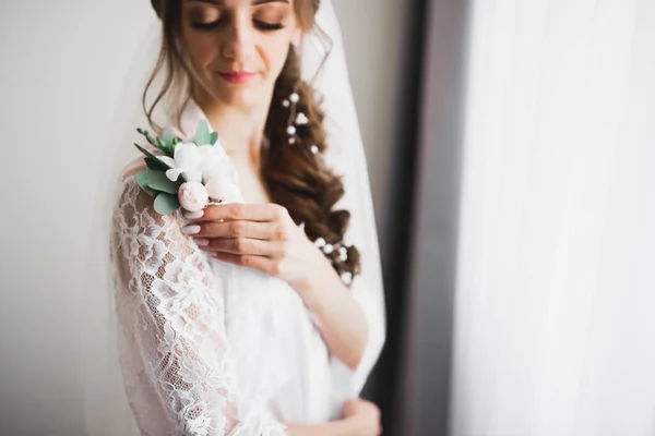 Luxusní Svatební Nevěsta Dívka Pózuje Usmívá Kyticí — Stock fotografie