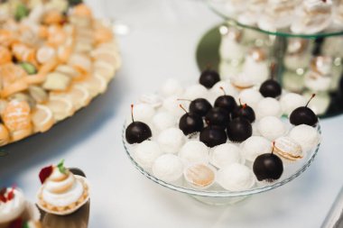 Çeşitli lezzetli tatlılar, yemek fikirleri ve kutlamalarla dolu bir büfe..