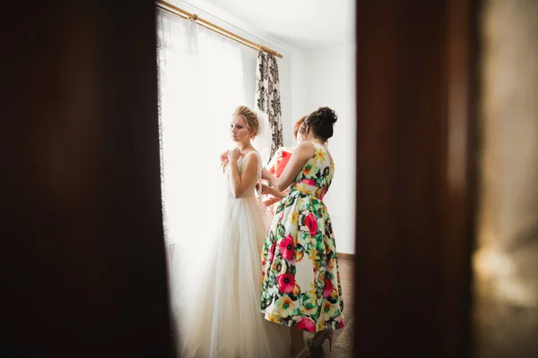 Koszorúslányok Kezei Menyasszonyi Ruhában Boldog Házasság Menyasszony Esküvő Napján Koncepció — Stock Fotó