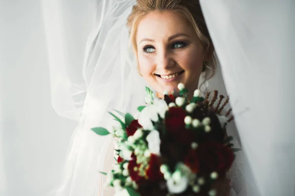 Портрет Потрясающей Невесты Длинными Волосами Позирующей Большим Букетом — стоковое фото