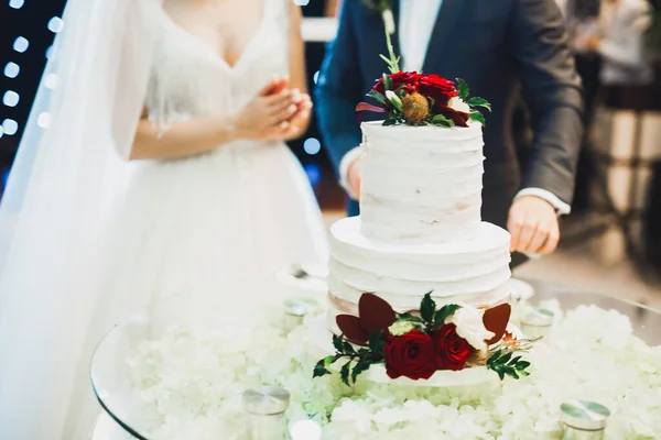 Noiva Noivo Casamento Cortando Bolo Casamento — Fotografia de Stock