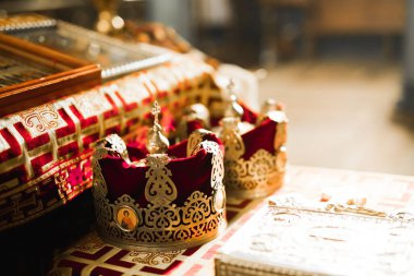 Kilisedeki masanın üzerinde altın taçlar var..