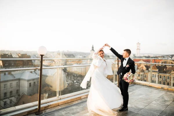 バルコニーで踊る美しい結婚式のカップル — ストック写真