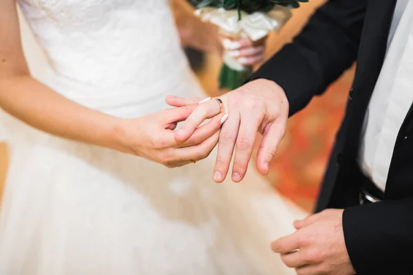 Жених Невеста Обмениваются Обручальными Кольцами Официальная Церемония Стильной Пары — стоковое фото