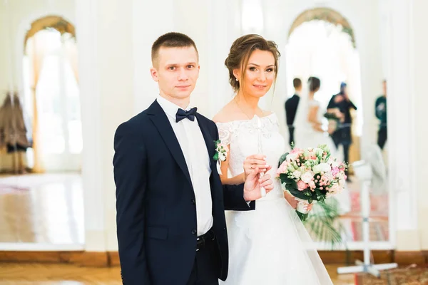 教会での花嫁と新郎の保持ろうそく — ストック写真