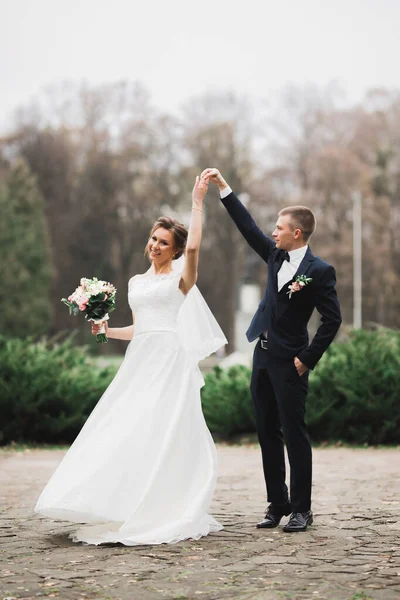 Glücklich Schöne Brautpaare Tanzen Park — Stockfoto