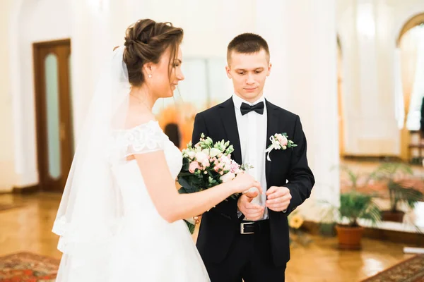 Brud Och Brudgummen Byter Vigselringar Snyggt Par Officiell Ceremoni — Stockfoto