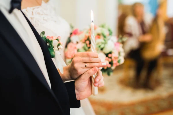 Menyasszony Vőlegény Gyertyákkal Templomban — Stock Fotó