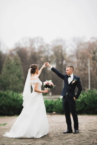 Feliz Lindo Recém Casados Dançando Parque — Fotografia de Stock