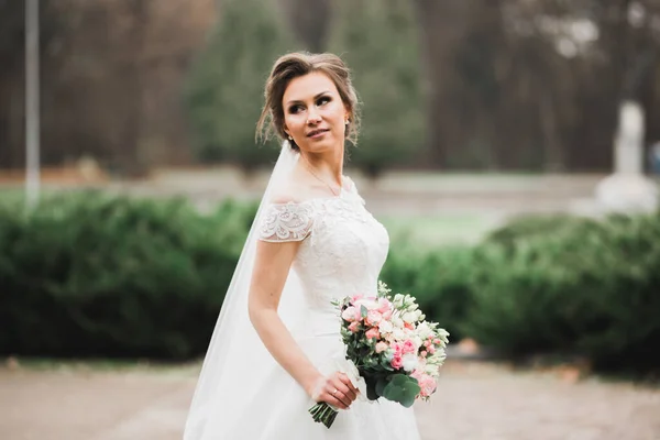 Noiva Segurando Grande Bonito Buquê Casamento Com Flores — Fotografia de Stock