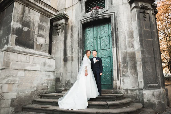 Luxe Getrouwd Echtpaar Bruid Bruidegom Poseren Oude Stad — Stockfoto