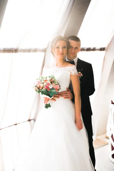 Красива Молода Весільна Пара Позує Букетом Квітів Руках — стокове фото