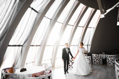 Düğün günü el ele tutuşan çift, damat ve gelin..