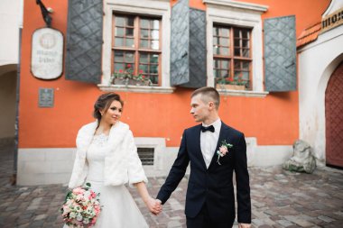 Düğün günü el ele tutuşan çift, damat ve gelin..