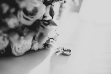 Çiçek buketinin arka planında alyanslar olan güzel renkli bir resim..