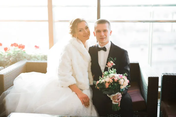 Romantischer Hochzeitsmoment Brautpaar Lächelt Porträt Braut Und Bräutigam Umarmen Sich — Stockfoto