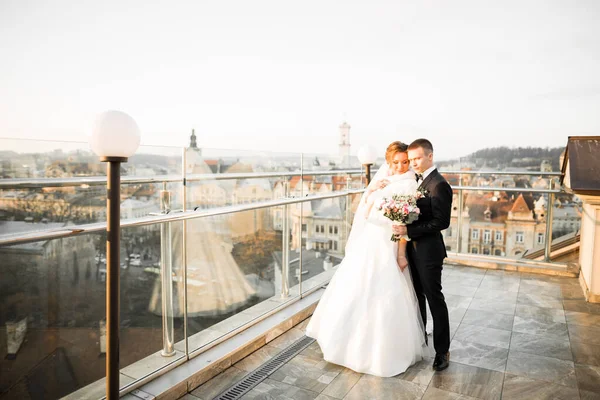 Romantischer Hochzeitsmoment Brautpaar Lächelt Porträt Braut Und Bräutigam Umarmen Sich — Stockfoto