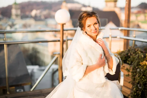 Schoonheidsportret Van Bruid Dragen Mode Trouwjurk Met Veren Met Luxe — Stockfoto