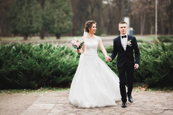 Bröllopspar Håller Hand Brudgum Och Brud Tillsammans Bröllopsdagen — Stockfoto