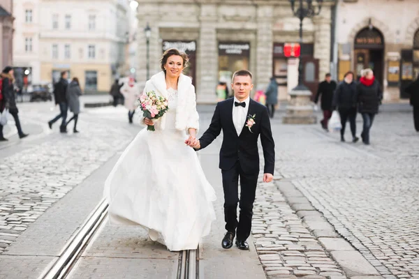Casal Amoroso Recém Casados Caminha Cidade Marido Esposa Uma Caminhada — Fotografia de Stock