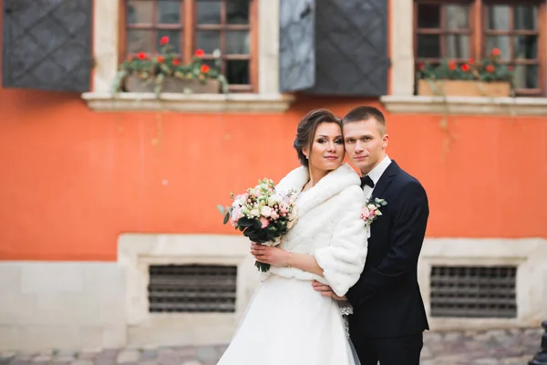 낭만적 결혼식 부부가 미소짓는 신부와 신랑이 껴안고 — 스톡 사진