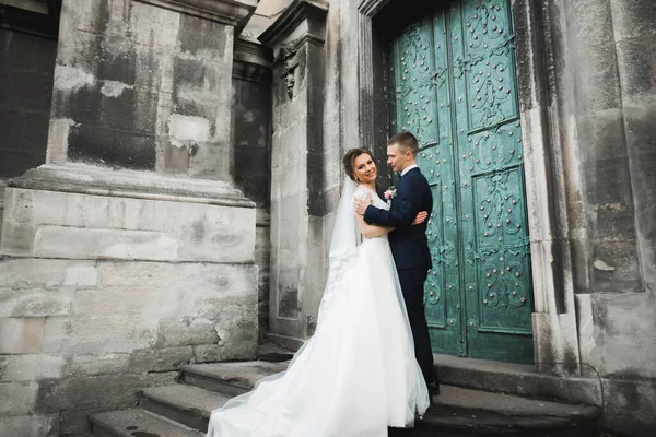Luxe Getrouwd Echtpaar Bruid Bruidegom Poseren Oude Stad — Stockfoto