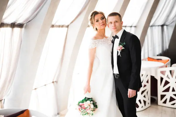 Romantiskt Bröllop Ögonblick Några Nygifta Leende Porträtt Brud Och Brudgum — Stockfoto