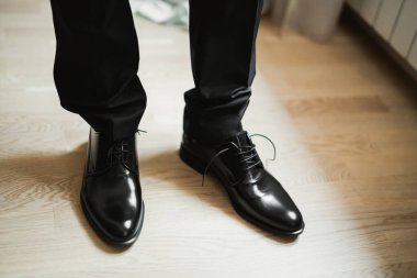 Damat sabah hazırlığı. Yakışıklı adam giyiniyor ve düğüne hazırlanıyor..