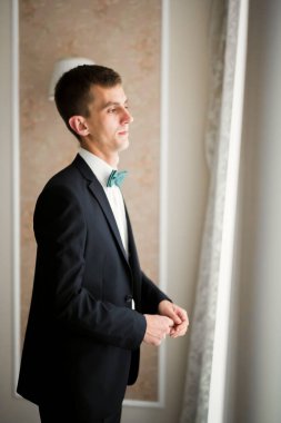 Damat sabah hazırlığı. Yakışıklı adam giyiniyor ve düğüne hazırlanıyor..