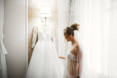 Tüylü, lüks makyaj, saç stili, stüdyo içi fotoğraf çekimi olan güzel bir gelin..