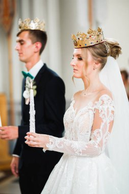 Gelin ve damat kilisede mum tutuyorlar..