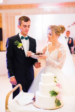 Gelin ve damat düğün pastasını kesiyor..